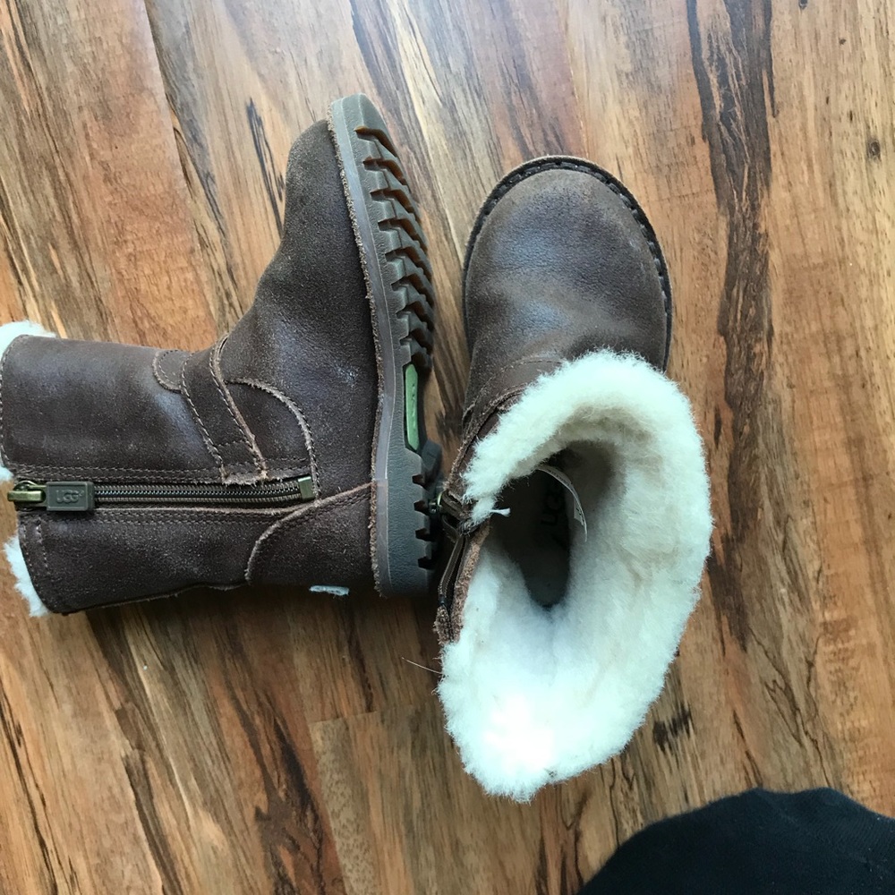 Ugh kids shoes size 6 - Picture 4 of 8
